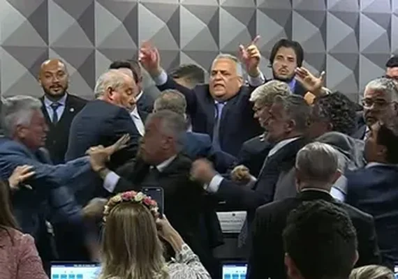 Confusão paralisa CPMI do INSS após sigilos aprovados