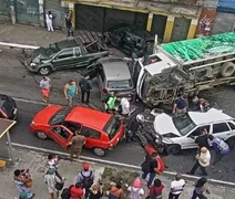 Acidente envolvendo 11 veículos e um caminhão deixa 7 feridos no RJ