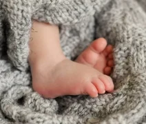 Bebê de 10 meses come maconha e vai para o hospital; mãe alega descuido