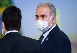 Marcelo Queiroga faz gesto obsceno a manifestantes em NY