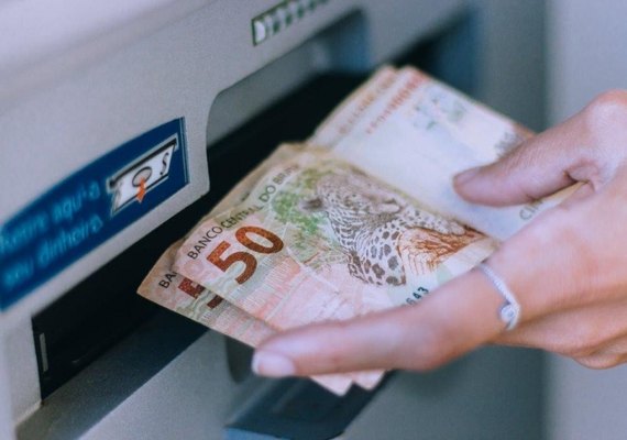 Servidores de Alagoas já podem sacar o 13º antecipado nesta sexta