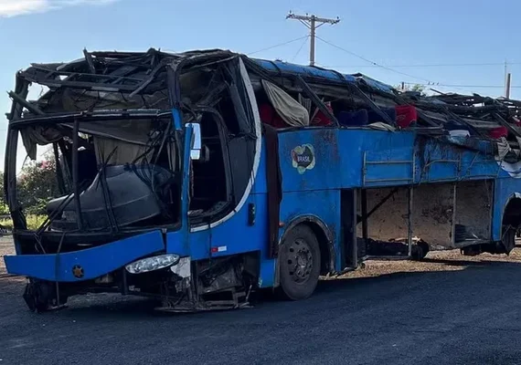 Ônibus com trabalhadores rurais tomba na BR-153 e deixa 6 mortos