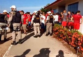 Torcedores do CRB protestam e intimidam jogadores