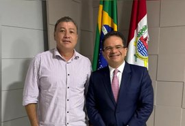 Entre 'dois mundos políticos', Matheus vai de MV e Bolsonaro