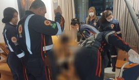 Mulher é presa após esfaquear companheira em apartamento na Ponta Verde
