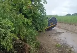 Viatura da PRF capota em pista molhada da BR-101 durante forte chuva