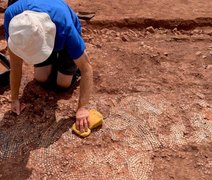 Rica vila romana com mosaico monumental é descoberta no sul do Reino Unido