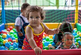 Assistência Social atende especialistas e adapta programa que vai distribuir leite para crianças