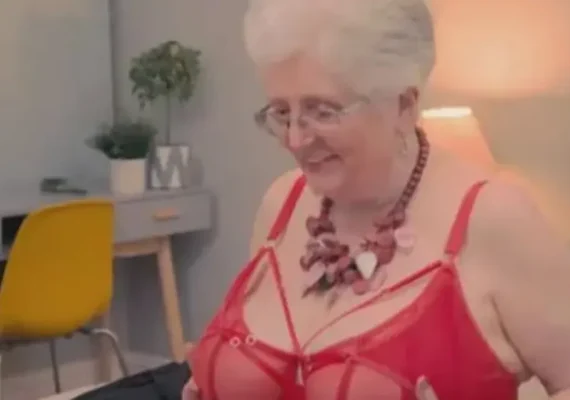 Aos 73 anos, ex-celibatária vira acompanhante e responde a críticas sobre clientes mais jovens