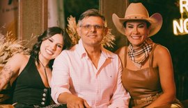 Ana Castela transforma mensagens do pai em música e diverte fãs