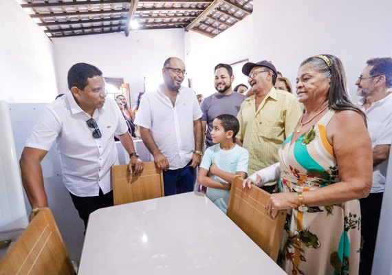 Prefeitura de Palmeira entrega casa nova e mobiliada a idoso vítima das chuvas