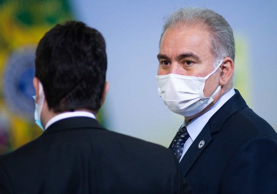 Marcelo Queiroga faz gesto obsceno a manifestantes em NY