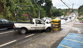 Motorista perde o controle sob chuva forte e colide contra mureta na Avenida Leste-Oeste