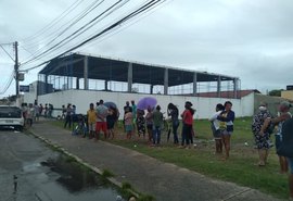 Distribuição de cestas básicas em Maceió se inicia com longas filas