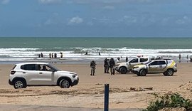 Policiais fiscalizam praia em AL após circulação de veículos ser proibida na faixa de areia