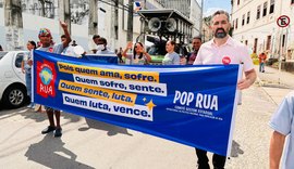 Basile participa da Marcha da Paz ao lado de moradores em situação de rua no Centro de Maceió