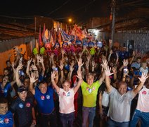 Rafael Brito destaca transporte gratuito em caminhada pelos conjuntos Rosane Collor e Colina 2