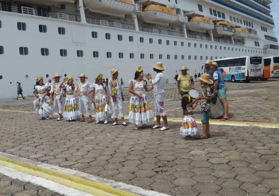 Navio italiano traz mais de 3 mil visitantes a Maceió