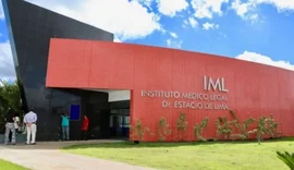 Corpo carbonizado com tornozeleira é achado em terreno de Maceió