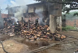Incêndio atinge ponto de armazenamento de recicláveis em Maceió