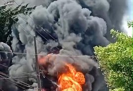 Caminhão-baú pega fogo no conjunto Salvador Lyra, em Maceió