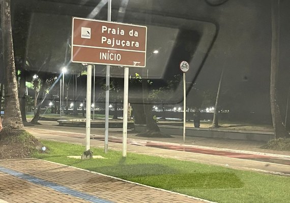 Esgoto transborda e fedentina toma conta do m² mais caro de Maceió