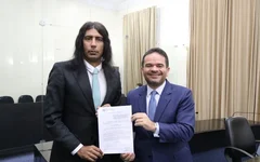 O deputado estadual Lobão e o presidente da Assembleia Legislativa de Alagoas, Marcelo Victor, com a lei que autoriza uso medicinal da maconha no Estado.