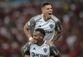 Galo amassa Flamengo, Botafogo escorrega de novo e Palmeiras vence Coelho; briga pelo Brasileiro está aberta