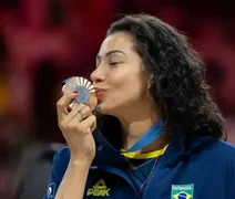 Medalhista olímpica de vôlei revela câncer descoberto em exame de rotina
