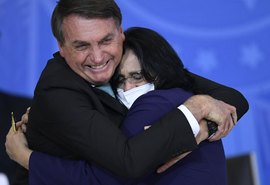 Damares nega rompimento com Flávio Bolsonaro e critica ataques de aliados