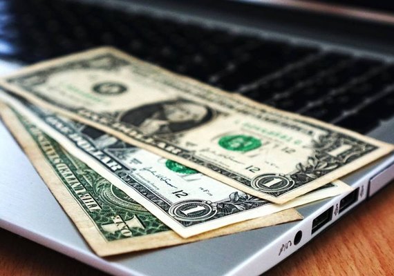 Dólar tem alta e chega a R$ 5,47; bolsa cai 1%