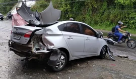 Carro colide em poste na Leste-Oeste após deslizar em pista molhada