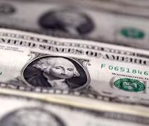 Dólar cai abaixo de R$ 5 e Bolsa sobe com tensão global