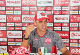 Chamusca indica que não vai escalar time com Léo Ceará