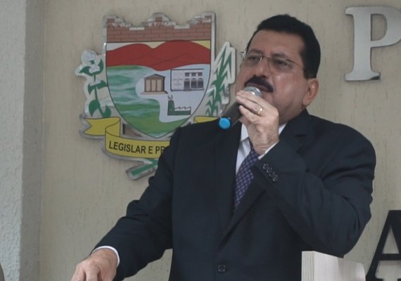 Prefeito de Rio Largo tem mandato cassado e esposa assume