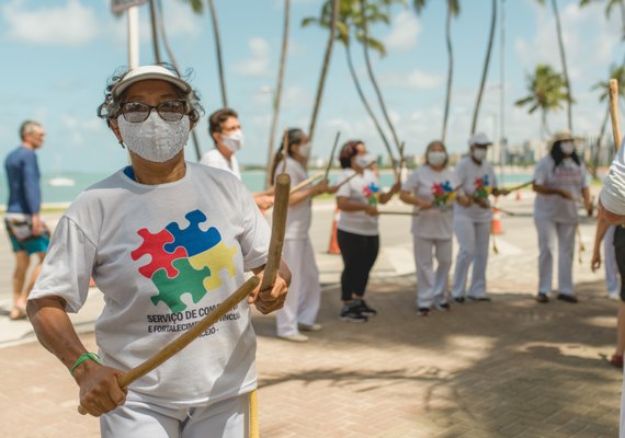 Grupo de idosas capoeristas participam de cerimônia de troca de cordas