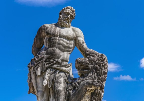 Estátua monumental de 2.400 anos é desenterrada na Turquia