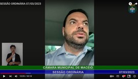 Pelo celular, vereador de Maceió participa de Sessão na Câmara enquanto dirige﻿