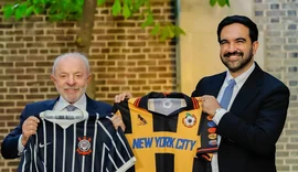 Lula presenteia prefeito de Nova York com camisa do Corinthians em encontro