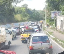 Mulher sobe em veículo e trânsito fica caótico na região da Cambona