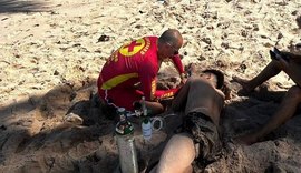 Bombeiros resgatam vítima de afogamento na praia de Jacarecica, em Maceió