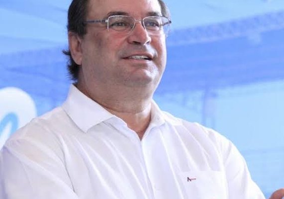 Luciano Barbosa assume governo provisório de Alagoas