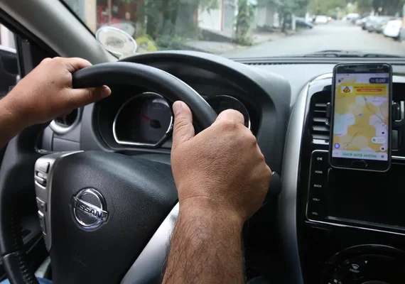Motoristas de app têm maior risco de endividamento, alerta TST