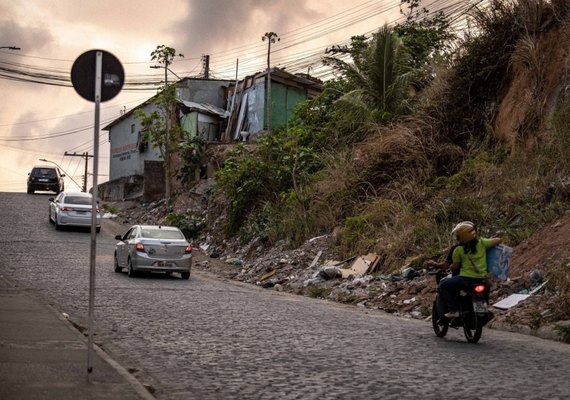 Ladeira do Bonfim, em Maceió, é interditada para manutenção em encosta
