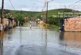 Rios transbordam e alagam ruas em Porto Calvo e São Luís após chuvas na região