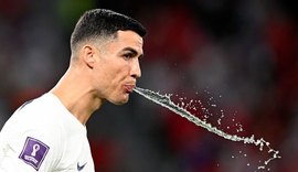 Por que jogadores de futebol cospem água e isotônico durante as partidas? Entenda:
