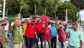 Movimentos populares bloqueiam via em protesto contra despejos em AL