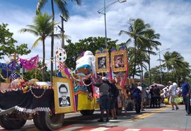 Bloco Pinto da Madrugada leva multidão para orla de Maceió