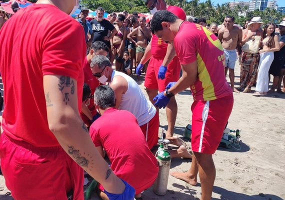 Homem vítima de afogamento é resgatado e recebe atendimento na praia de Pajuçara, mas morre no local