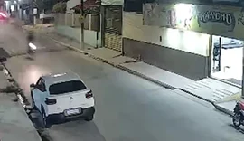 Câmera flagra motociclista perdendo controle após passar em alta velocidade por quebra-molas